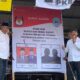 Dr Azhari-Adam Basan, di dampingi mantan Bupati Samahuddin, memberi simulasi cara memilih pada warga/Hibata.id