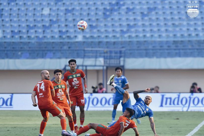 Duel Persib Bandung vs Persebaya Surabaya di Stadion Si Jalak Harupat, Bandung, Jumat (18/10/2024). (c) Dok. Persib Bandung X/Hibata.id