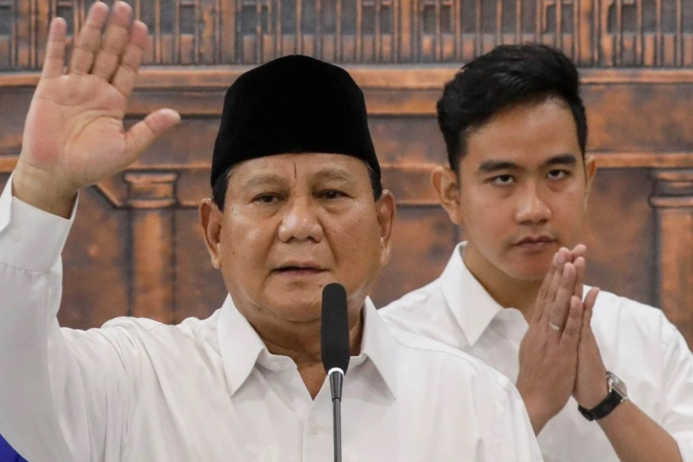 Presiden dan Wakil Presiden Terpilih periode 2024-2029, Prabowo Subianto (kiri) dan Gibran Rakabuming Raka menyampaikan keterangan pers seusai Rapat Pleno Terbuka Penetapan Pasangan Calon Presiden dan Wakil Presiden Terpilih Pemilu Tahun 2024 di Jakarta, Rabu (24/4/2024). Bisnis - Eusebio Chrysnamurti/Hibata.id