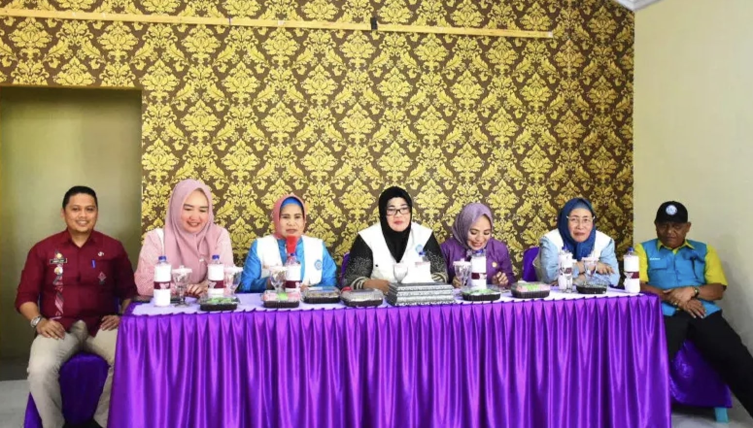 Pejabat (Pj) Ketua Tim Penggerak PKK Kota Gorontalo, Suharti Madjid Daud dalam pelaksanaan sosialisasi di Kecamatan Sipatana, pada Jumat (1/11/2024). (Foto: Humas Pemkot Gorontalo)