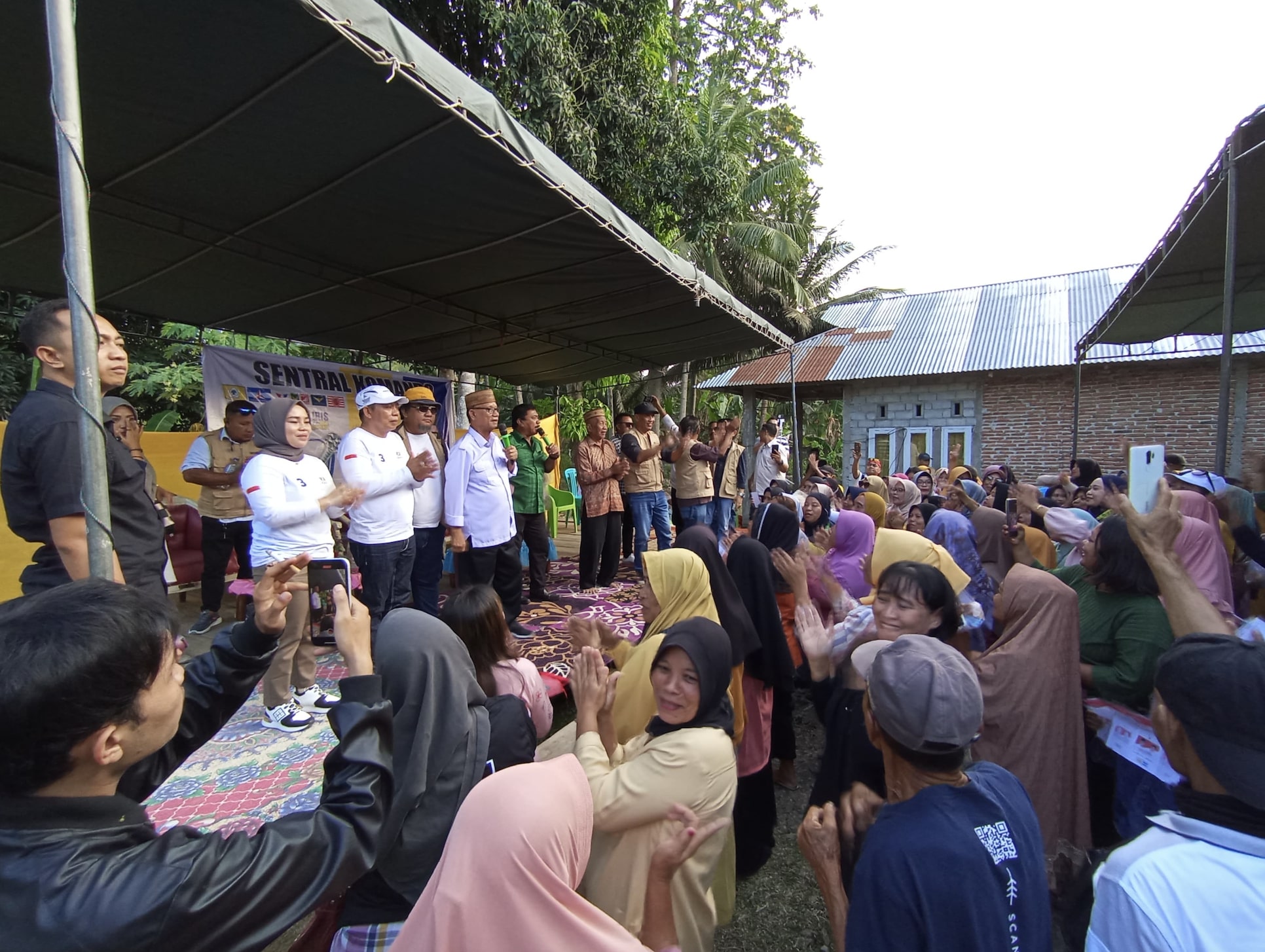 Pasangan calon Bupati dan Wakil Bupati Bone Bolango Ismet Mile - Risman Tolingguhu (IRIS) saat melakukan kampanye di Desa Bandungan. (Foto: Media Center)