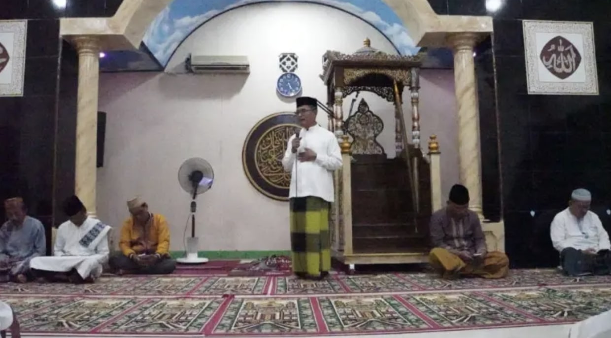 Penjabat Wali Kota Gorontalo Ismail Madjid saat memberikan sambutan di Gerakan Salat Subuh Berjamaah (GSSB) di Masjid Al-Affar. (Foto: Humas Pemkot Gorontalo)