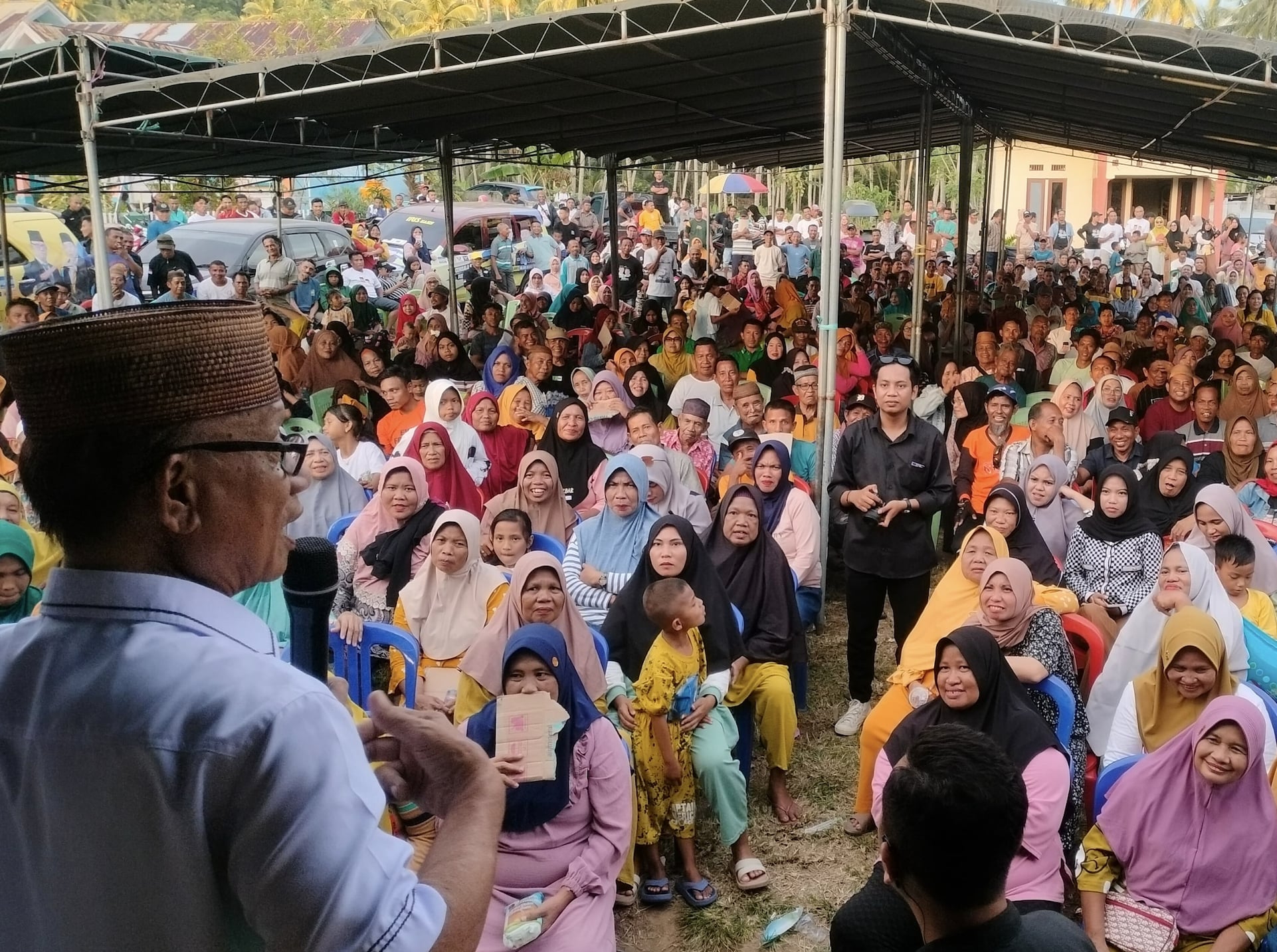 Pasangan calon Bupati dan Wakil Bupati Bone Bolango Ismet Mile – Risman Tolingguhu (IRIS) saat melakukan kampanye pada Rabu (6/11/2024). (Foto: Media Center)