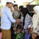 Penjabat (Pj) Wali Kota Gorontalo, Ismail Madjid saat memberikan bantuan pangan secara simbolis. (Foto: Humas Pemkot Gorontalo)