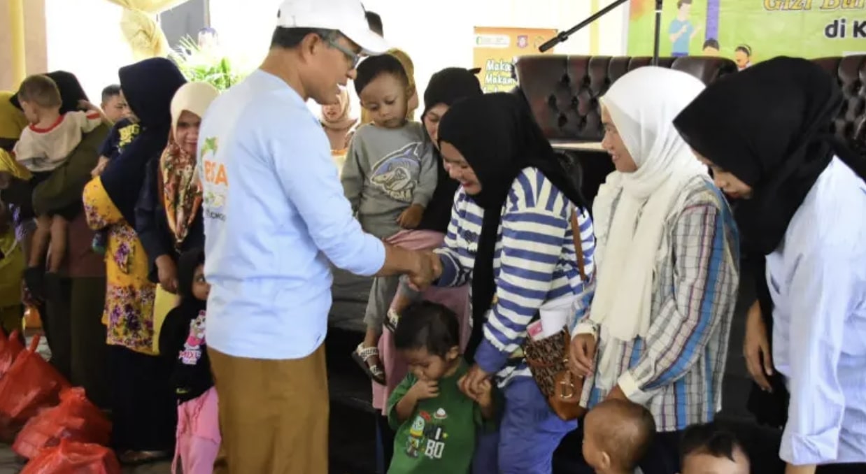 Penjabat (Pj) Wali Kota Gorontalo, Ismail Madjid saat memberikan bantuan pangan secara simbolis. (Foto: Humas Pemkot Gorontalo)