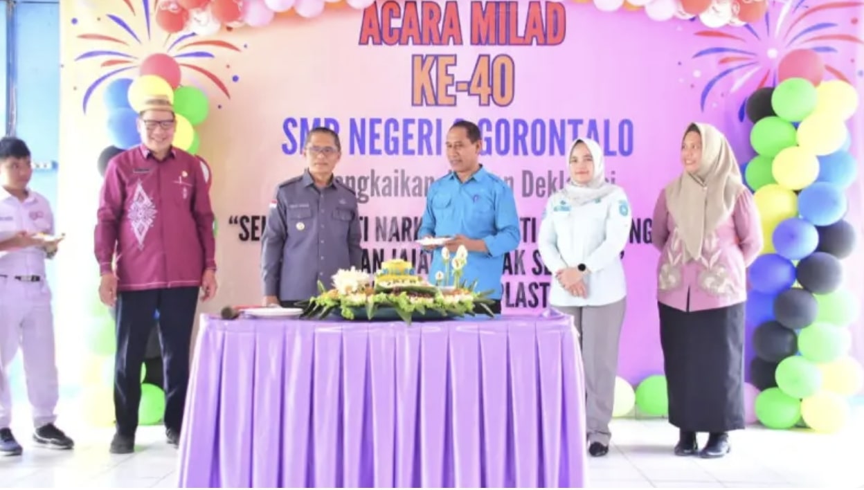 Penjabat (Pj) Wali Kota Gorontalo, Ismail Madjid saat menghadiri SMP 8 Kota Gorontalo merayakan Hari Ulang Tahun (HUT) ke-40. (Foto: Humas Pemkot Gorontalo)