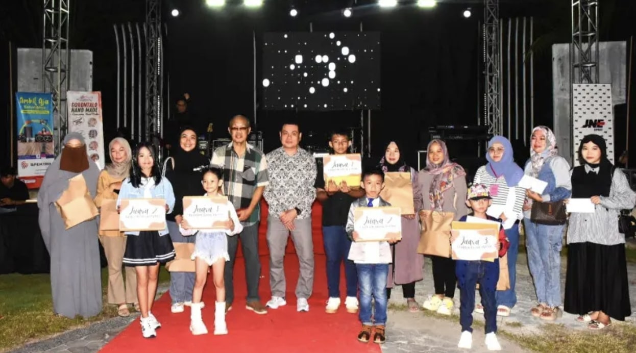 Saat UMKM Fest yang dilaksanakan Dinas Tenaga Kerja, Koperasi dan UKM Kota Gorontalo resmi ditutup. (Foto: Humas Pemkot Gorontalo)