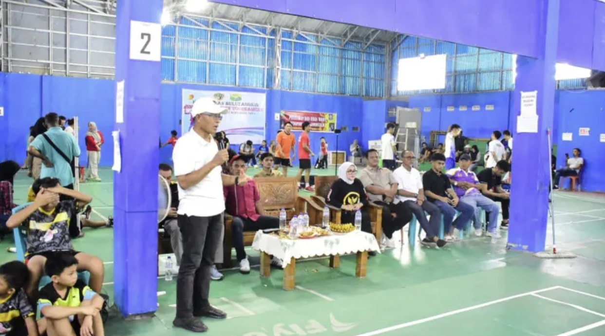 Penjabat (Pj) Wali Kota, Ismail Madjid saat menutup open tournament Badminton Smart City. (Foto: Humas Pemkot Gorontalo)