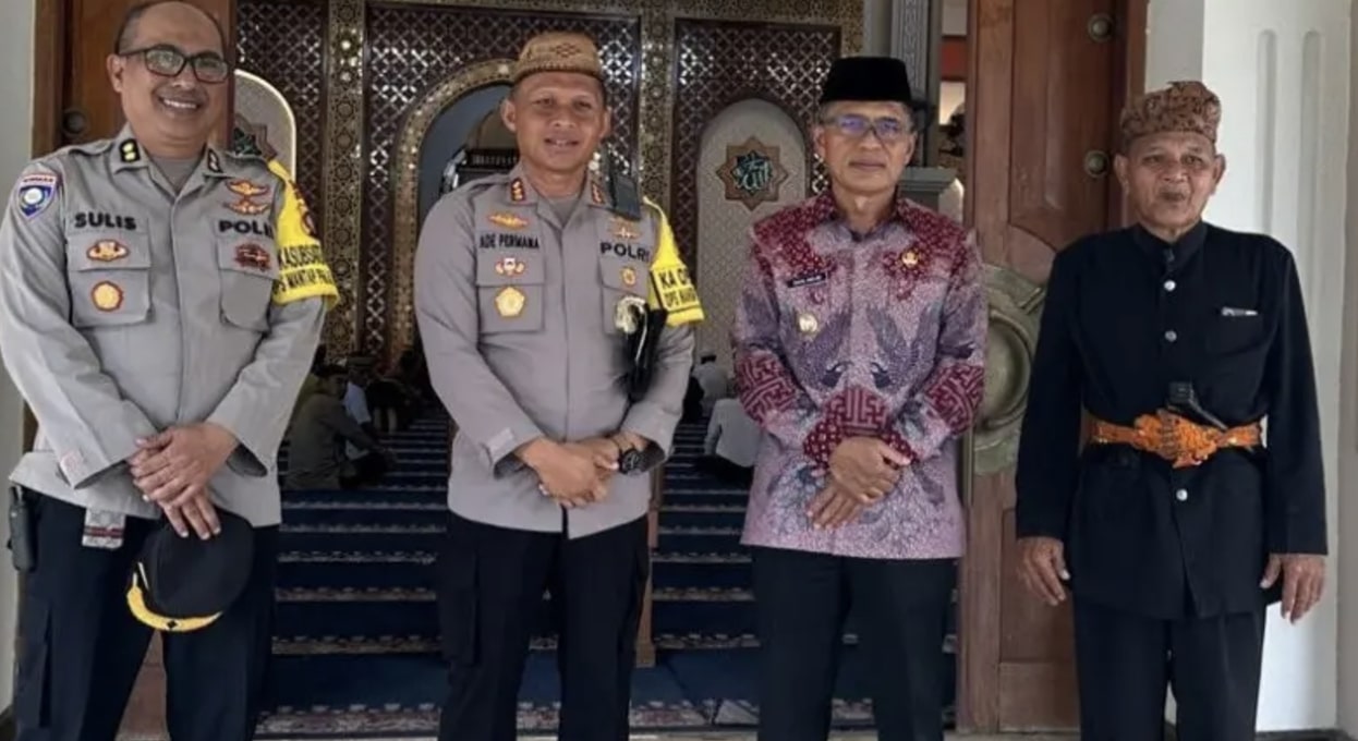 Pejabat (Pj) Wali Kota Gorontalo, Ismail Madjid usai salat Jumat di Masjid Baiturrahim Kota Gorontalo pada Jumat (22/11/2024). (Foto: Humas Pemkot Gorontalo)