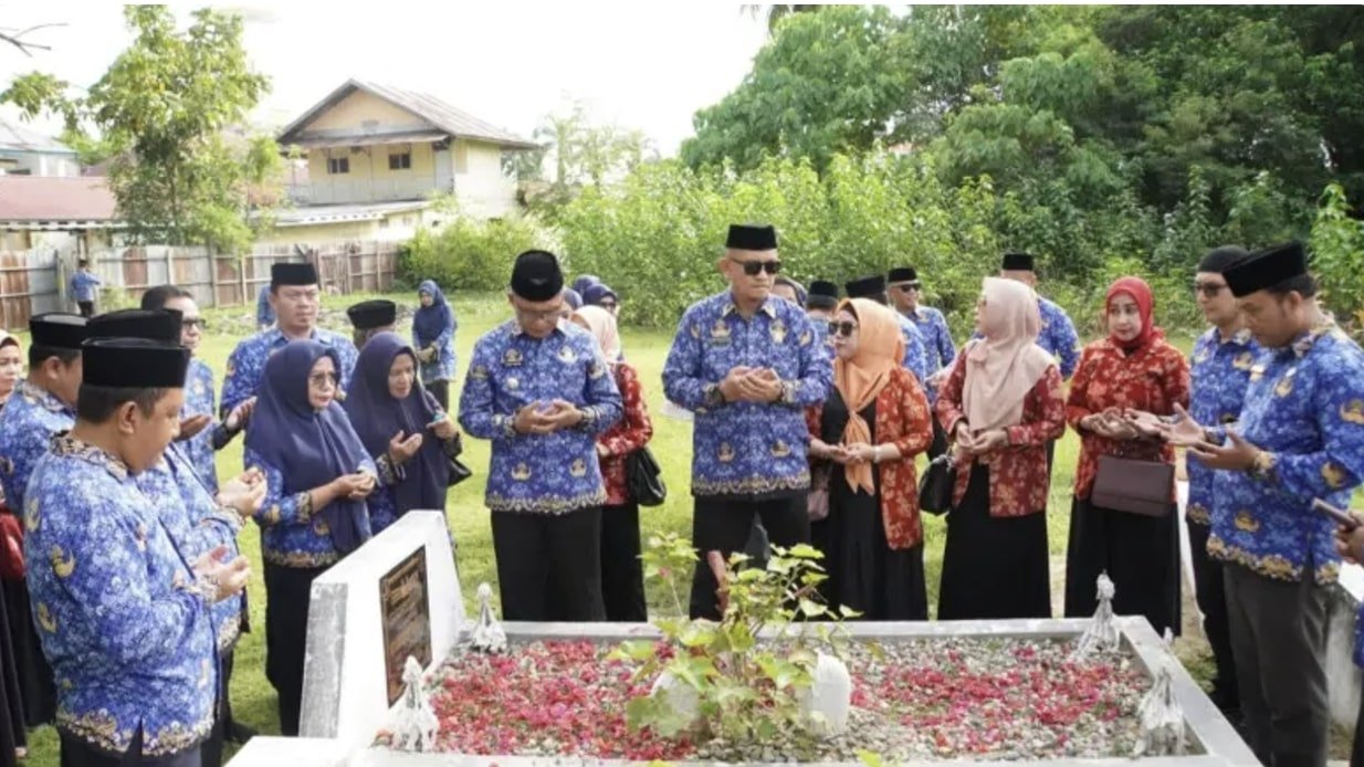 Pengurus dan anggota Korps Pegawai Republik Indonesia (KORPRI) Kota Gorontalo menggelar kegiatan ziarah ke makam para tokoh organisasi. (Foto: Humas Pemkot Gorontalo)