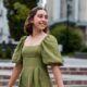 Wanita yang memakai gaun berwarna hijau (Foto dok : Freepik/freepik)/Hibata.id