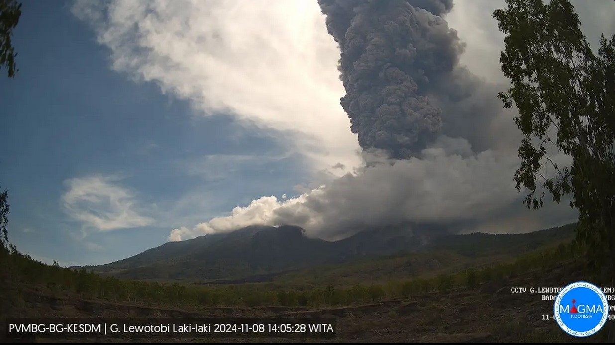 zona aman di sekitar Gunung Lewotobi Laki-Laki, Nusa Tenggara Timur (NTT), imbas erupsi yang masih terus terjadi/Hibata.id