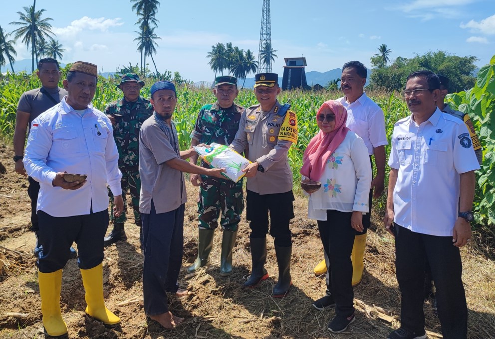 Kapolresta Gorontalo Kota Kombes Pol Ade Permana bersama jajaran Pejabat Utama (PJU), Forkopimda, TNI, serta instansi terkait melaksanakan penanaman jagung di Kelurahan Tomulobutao, Kecamatan Dungingi, Kota Gorontalo/Hibata.id