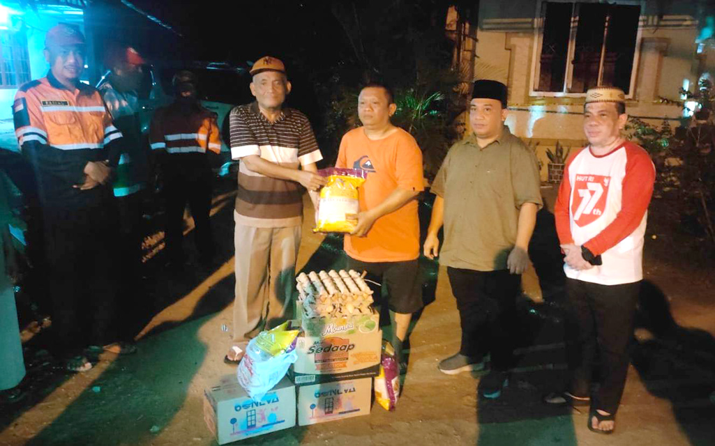 Pj. Sekda Bone Bolango, Reflin Buata saat menyaksikan langsung penyaluran bantuan kemanusiaan dari Dinas Sosial dan Baznas Bone Bolango kepada korban kebakaran rumah di Desa Tinelo Ayula, Kecamatan Bulango Selatan, Sabtu (2/11/2024). (F.dok.istimewa)./Hibata.id