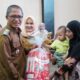 Penjabat (Pj) Wali Kota Gorontalo, Ismail Madjid saat memberikan bantuan susu gratis ke Balita Berisiko Stunting. (Foto: Humas Pemkot Gorontalo)