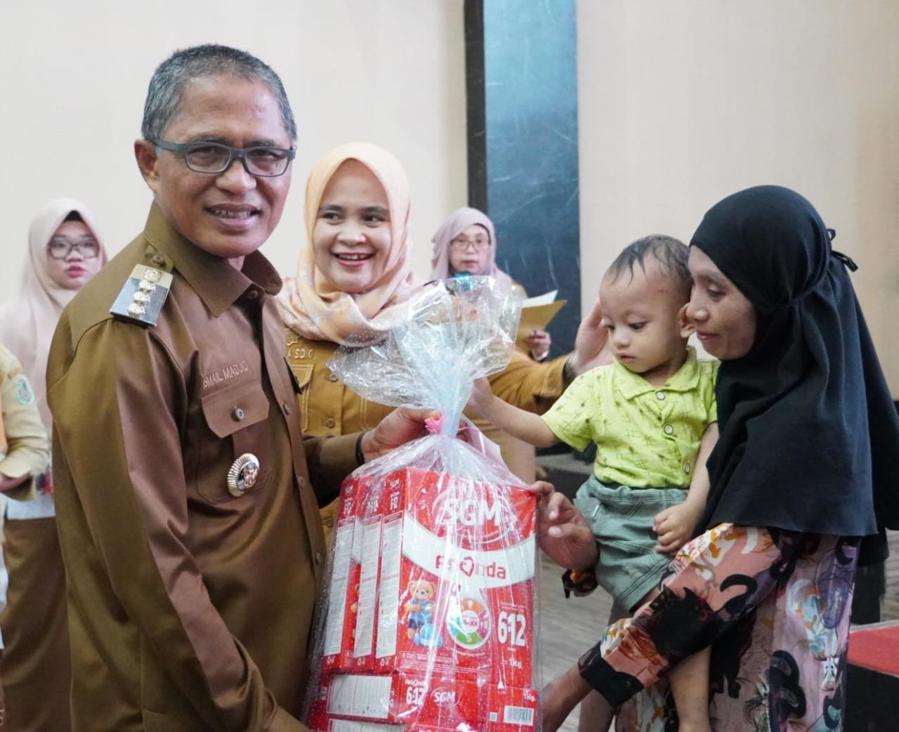 Penjabat (Pj) Wali Kota Gorontalo, Ismail Madjid saat memberikan bantuan susu gratis ke Balita Berisiko Stunting. (Foto: Humas Pemkot Gorontalo)