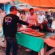 Pasangan Ismet Mile dan Risman Tolingguhu melaksanakan blusukan di Pasar Taludaa. (Foto: Media Center IRIS)