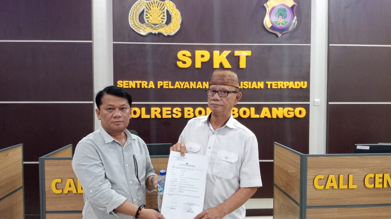 Ismet Mile saat melaporkan YA di Polres Bone Bolango. (Foto: Humas Pemkot Gorontalo)
