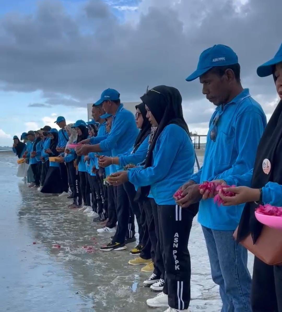 Asosiasi Ratusan Guru PPPK Buton Tengah laksanakan tabur bunga, momentum hari Pahlawan/Hibata.id