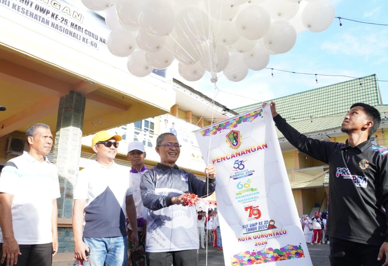 Pemerintah Kota Gorontalo saat resmi mencanangkan HUT ke-53 Korps Pegawai Republik Indonesia (KORPRI), Hari Kesehatan Nasional (HKN) ke-60, Hari Guru Nasional ke-79, dan HUT ke-25 Dharma Wanita Persatuan (DWP). (Foto: Humas Pemkot Gorontalo)