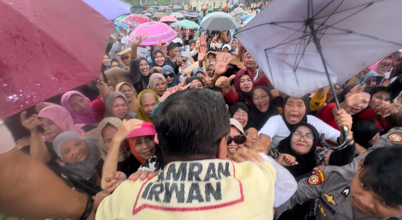 Warga terlihat berebutan untuk berjabat tangan dengan Amran dan Irwan/Hibata.id