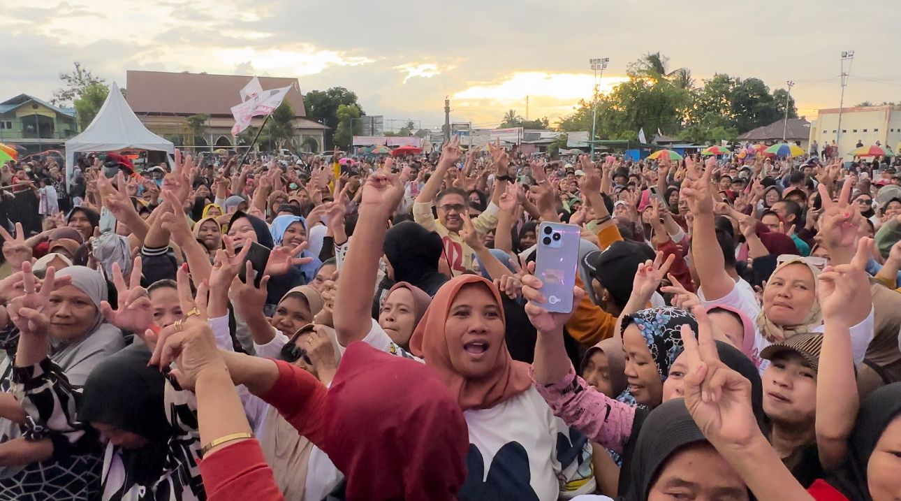 Kampanye Monologis Amran Mustapa dan Irwan Mamesa seketika pecah dengan hadirnya ribuan masyarakat/Hibata.id