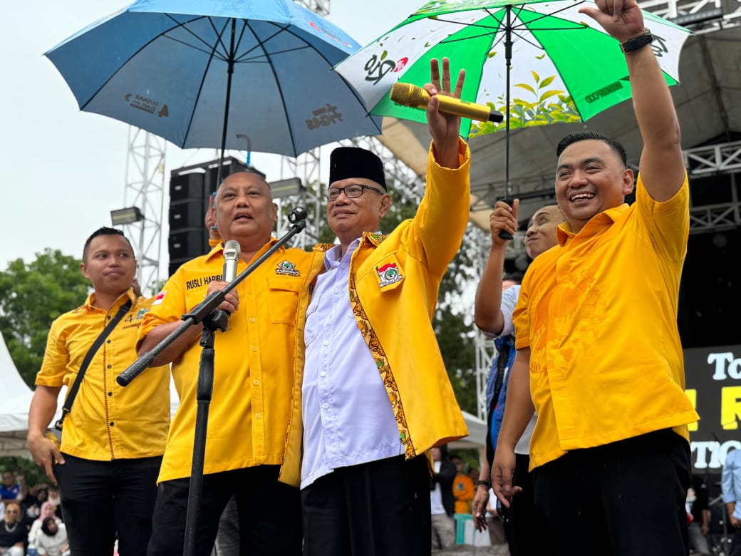 Mantan Gubernur Gorontalo, Rusli Habibie saat menghadiri kampanye monologis paslon bupati Ismet Mile - Risman Tolingguhu. (Foto: Tim Media IRIS)