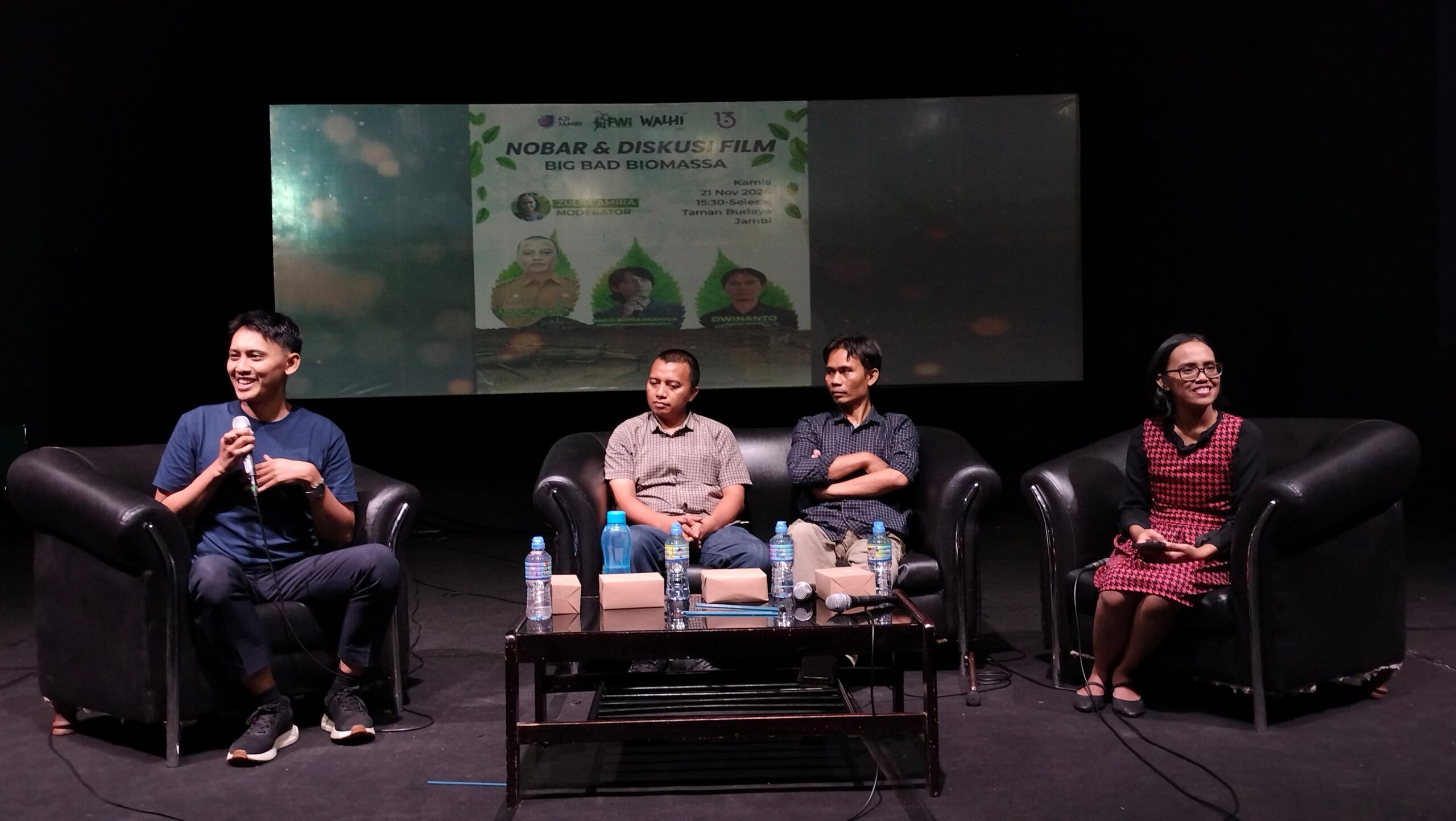 Nonton bareng (nobar) dan diskusi film "Big Bad Biomass" dalam rangkaian HUT ke-13 AJI Jambi mengungkapkan praktik kotor transisi energi/Hibata.id
