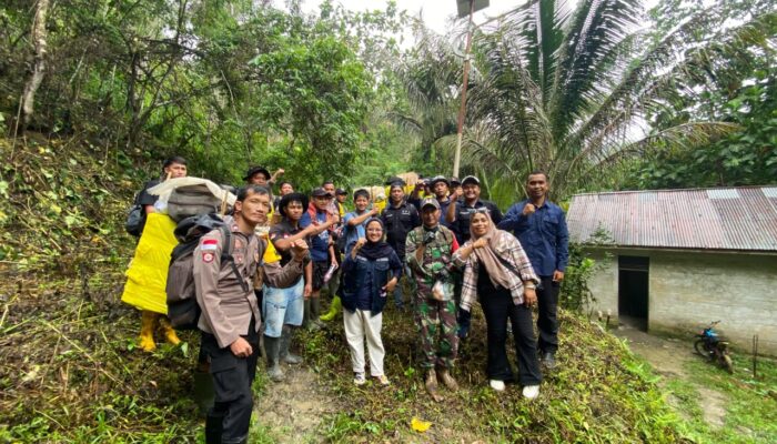 Aksi Heroik, 4 Polisi Jalan Kaki Tiga Hari Kawal Logistik Pilkada di Wilayah Terpencil Banggai