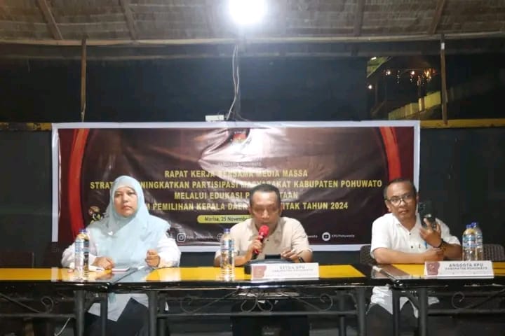 Komisi pemilihan umum (KPU) Pohuwato saat melaksanakan Rapat kerjasama dengan media massa, dan media online. (Foto: Defri/Hibata.di.)