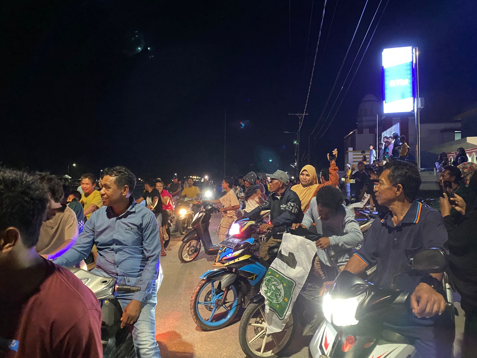 Quick Count Pilkada Buteng 2024: Pasangan AZAN Ungguli ADIL, Warga Gelar Konvoi dan Aksi Bakar Lilin/Hibata.id
