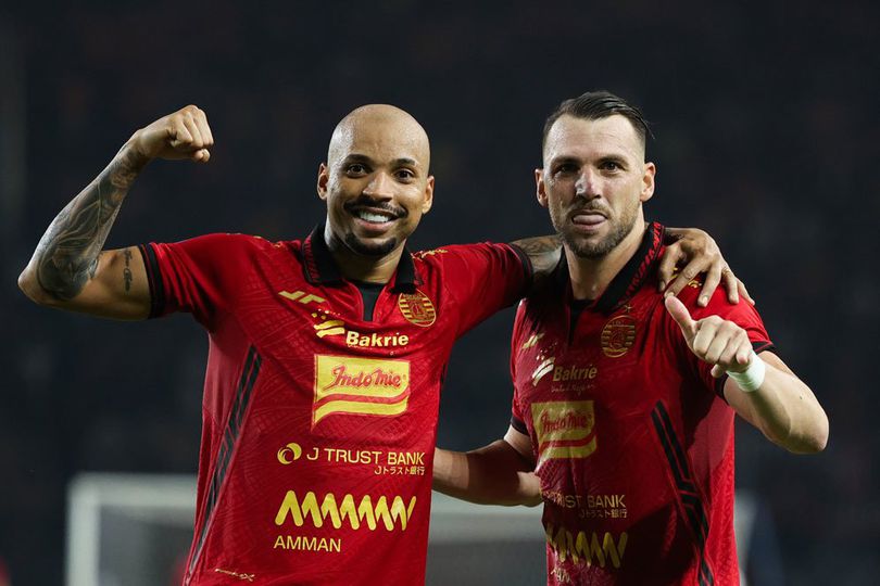 Selebrasi Gustavo Almeida dan Marko Simic di laga Persija Jakarta vs Madura United, Rabu (06/11/2024). (c) Bola.net/Abdul Aziz/Hibata.id