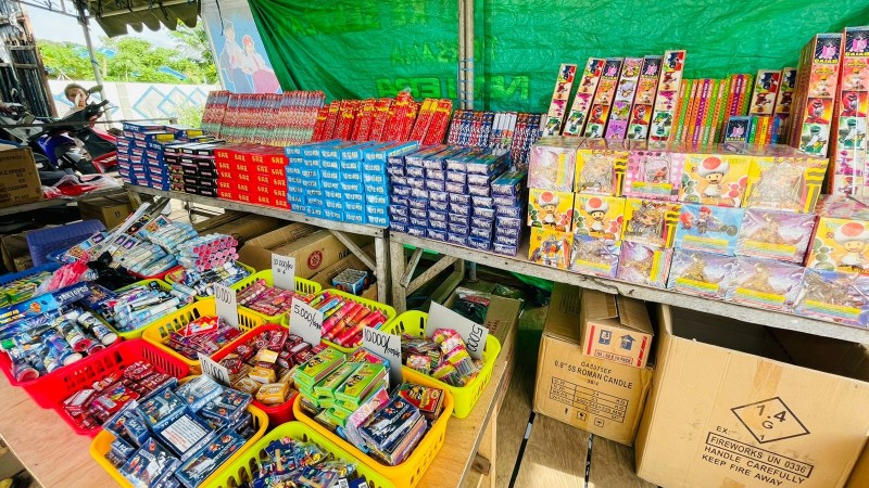 Lapak penjual petasan dan kembang api di Jalan Foto: Ami/ Papua60detik/Hibata.id