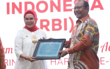 Bupati Bone Bolango, Merlan S. Uloli, mendapatkan penghargaan prestisius sebagai Gender Champion dari Pemerintah Provinsi Gorontalo/Hibata.id