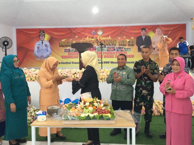 Bupati Bone Bolango, Merlan S. Uloli menghadiri perayaan Hari Ulang Tahun (HUT) ke-25 Dharma Wanita Persatuan (DWP)/Hibata.id
