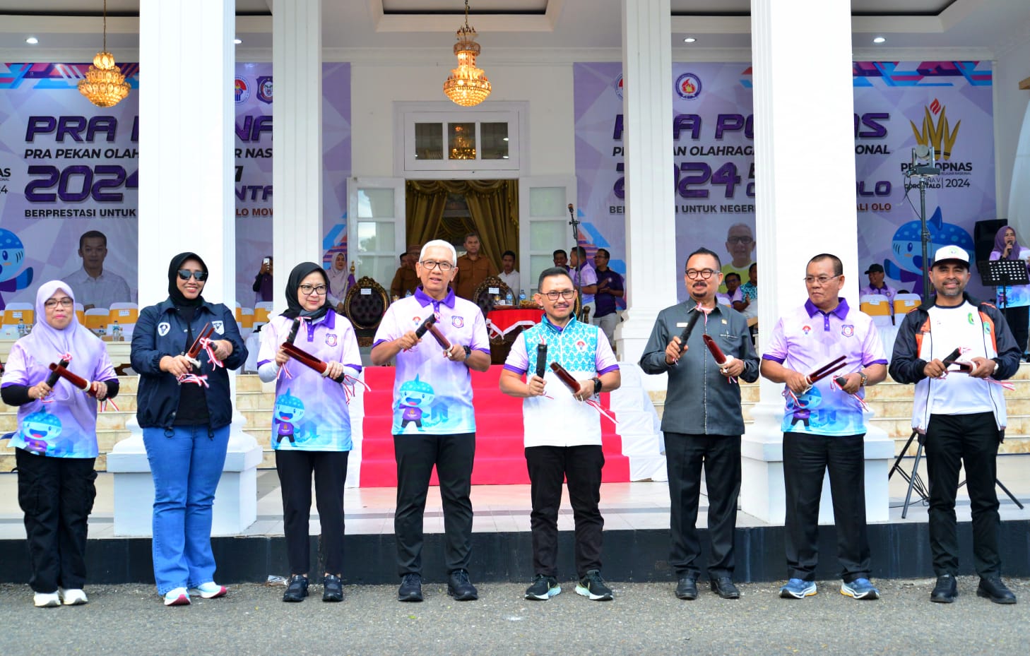 Pj Gubernur Gorontalo Rudy Salahuddin didampingi Ketua TP-PKK provinsi dan juga Staf Ahli Bidang Hubungan Pusat dan Daerah Kementerian Pemuda dan Olahraga serta perwakilan pimpinan Kontingan dari tujuh Provinsi peserta Pra Popnas Wilayah V.Foto – Nova Diskominfotik/Hibata.id