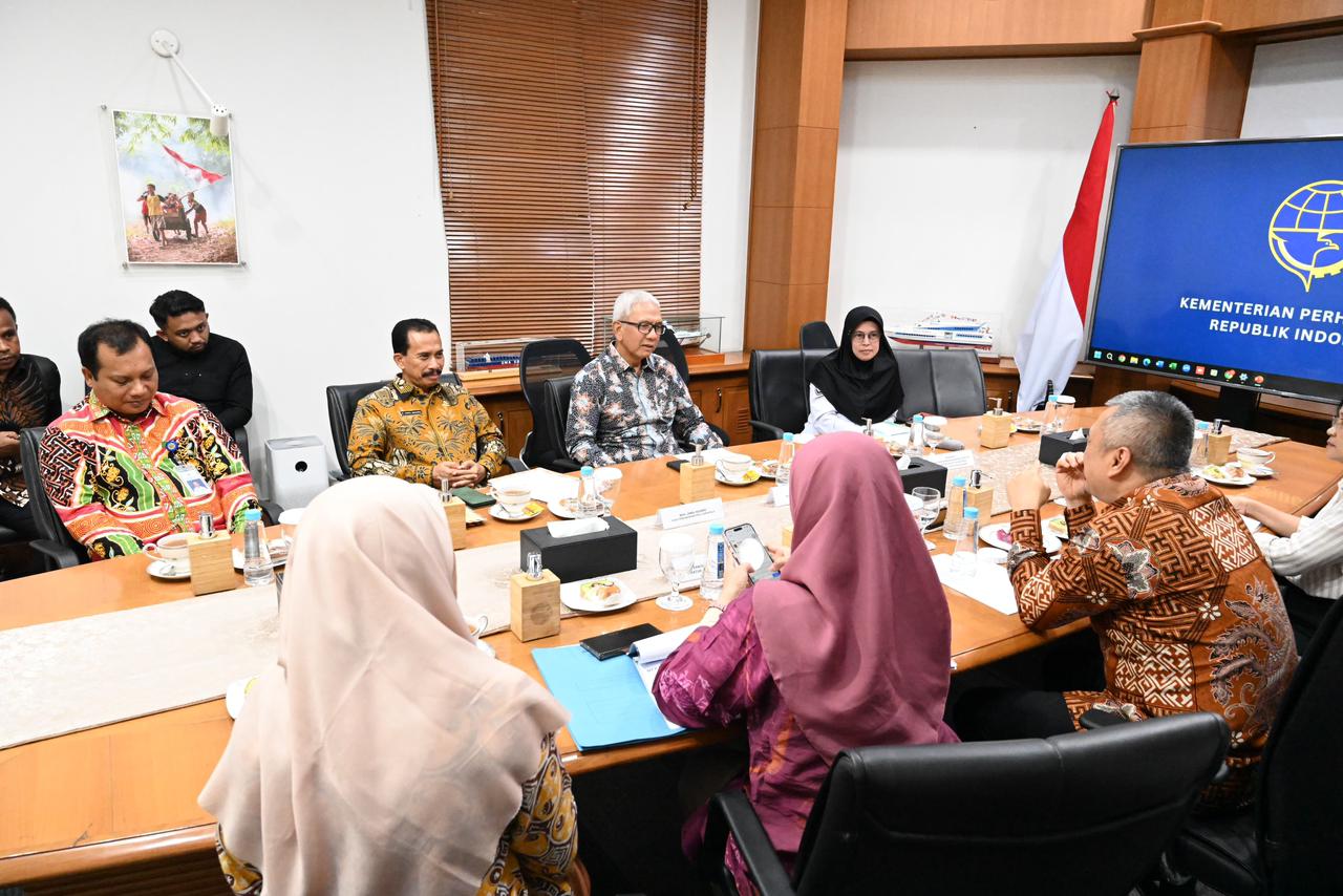 Pj. Gubernur Gorontalo didampingi Kadis Perhubungan saat audiensi dengan Menteri Perhubungan (Menhub) Dudy Purwagandhi, Jumat (13/12/2024). (Foto: Istimewa)/Hibata.id