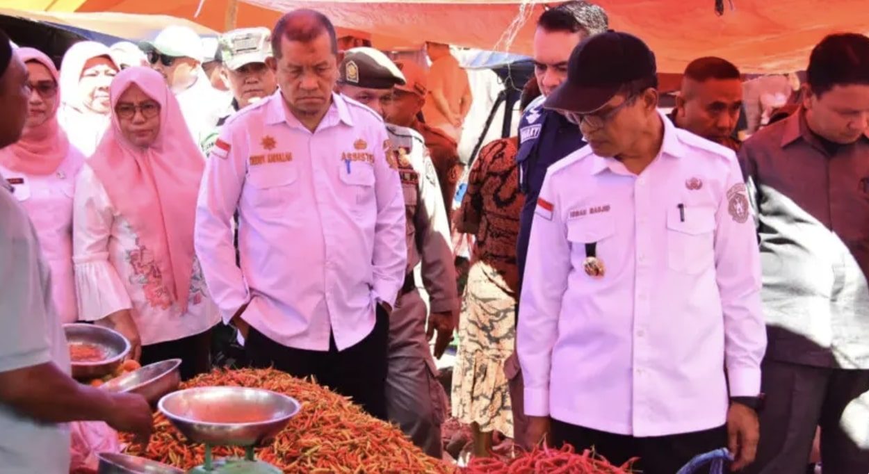 Pejabat (Pj) Sekretaris Daerah (Sekda) Kota Gorontalo, Deddy Kadullah ketika mengunjungi salah satu pasar di Kota Gorontalo. (Foto: Humas Pemkot Gorontalo)