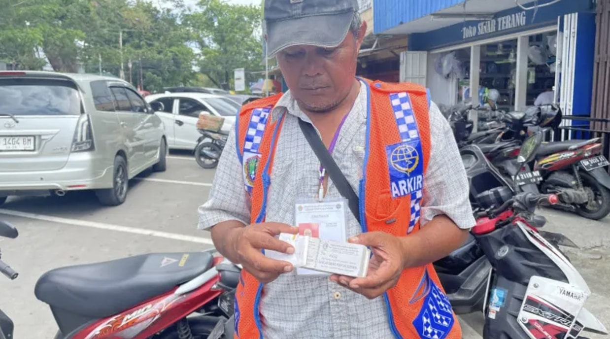 Salah satu juru parkir (Jukir) yang memiliki karcis atau kupon. (Foto: Humas Pemkot Gorontalo)