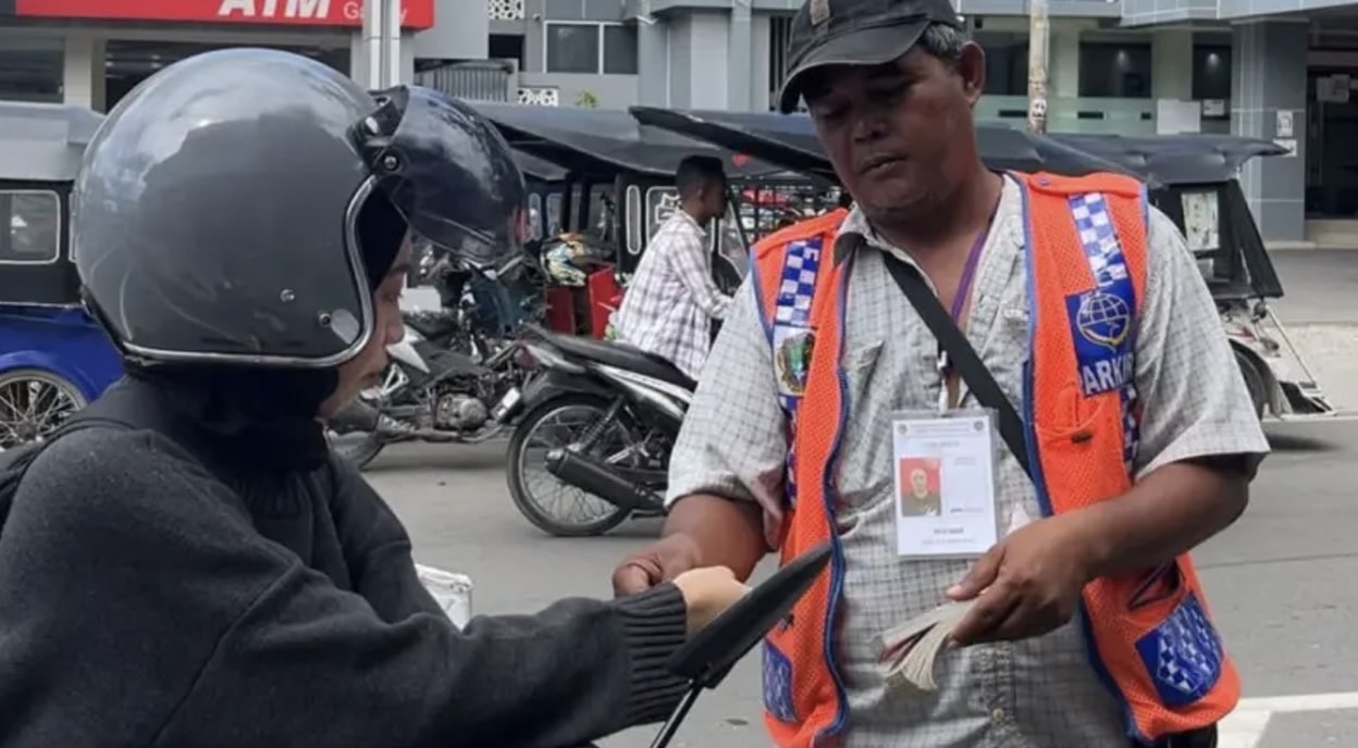 Salah satu juru parkir di Kota Gorontalo. (Foto: Humas Pemkot Gorontalo)