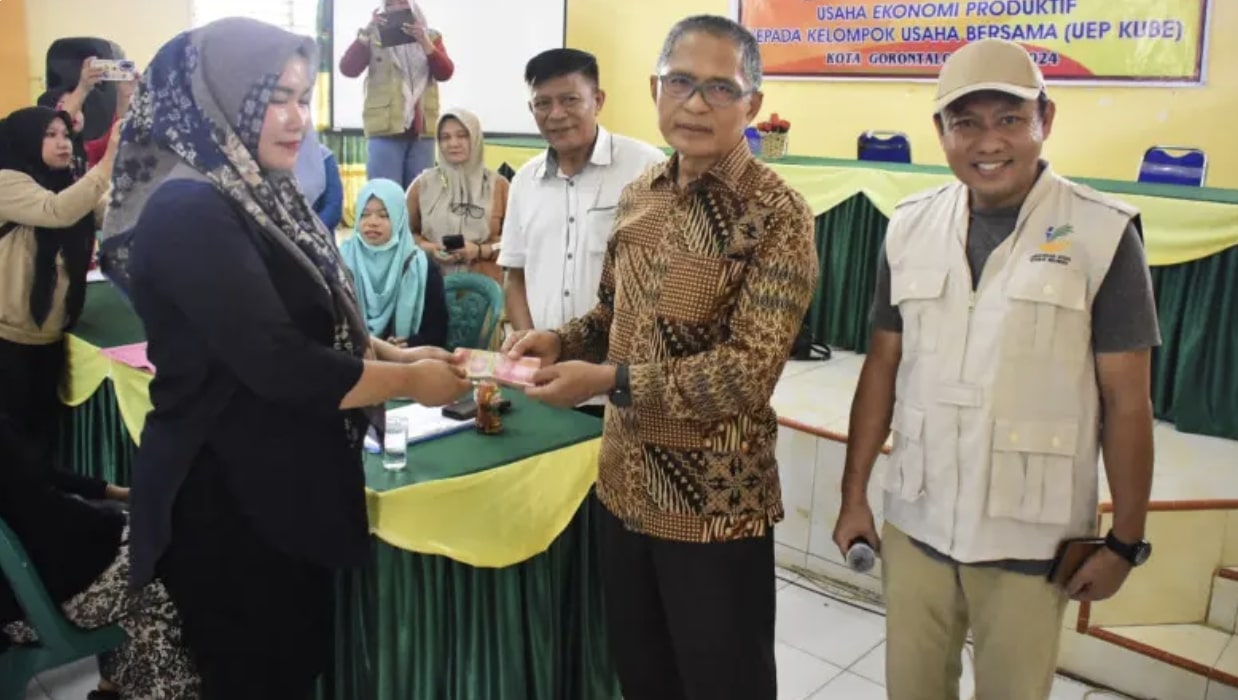 Pejabat Wali Kota Gorontalo, Ismail Madjid menyerahkan bantuan tersebut. (Foto: Humas Pemkot Gorontalo)