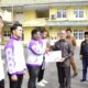 Pejabat (Pj) Wali Kota Gorontalo, Ismail Madjid saat memberikan bonus kepada atlet asal Kota Gorontalo. (Foto: Humas Pemkot Gorontalo)