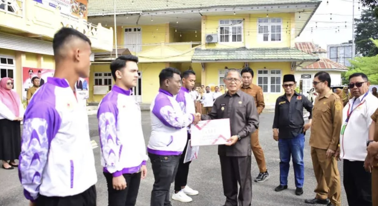 Pejabat (Pj) Wali Kota Gorontalo, Ismail Madjid saat memberikan bonus kepada atlet asal Kota Gorontalo. (Foto: Humas Pemkot Gorontalo)