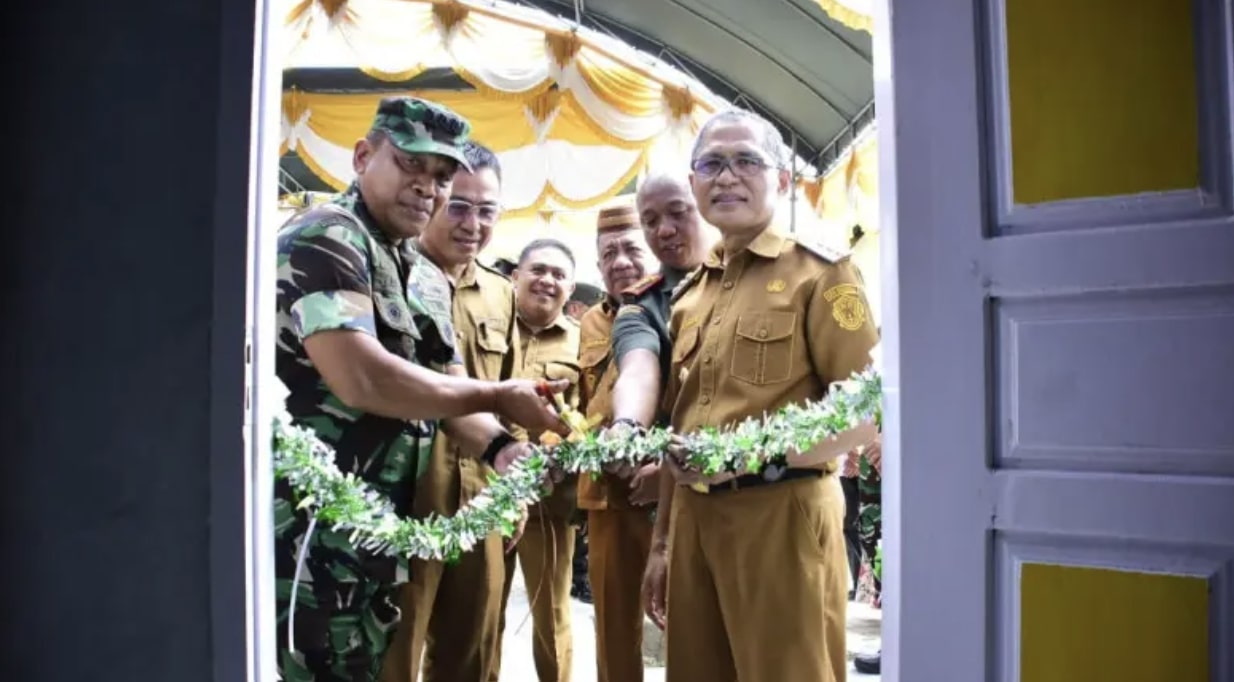 Pejabat (Pj) Wali Kota Gorontalo, Ismail Madjid saat meresmikan Rumah layak huni (Mahyani) di Kelurahan Tanjung Kramat. (Foto: Humas Pemkot Gorontalo)