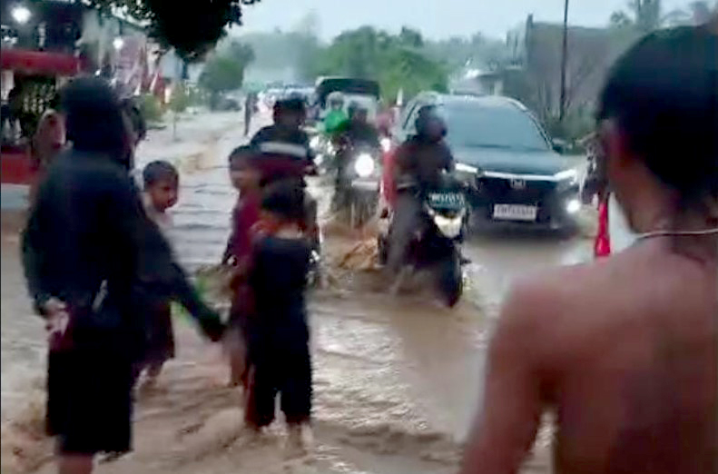 Hujan Deras Picu Banjir Lima Desa di Paguat, Warga Mulai Evakuasi Mandiri/Hibata.id