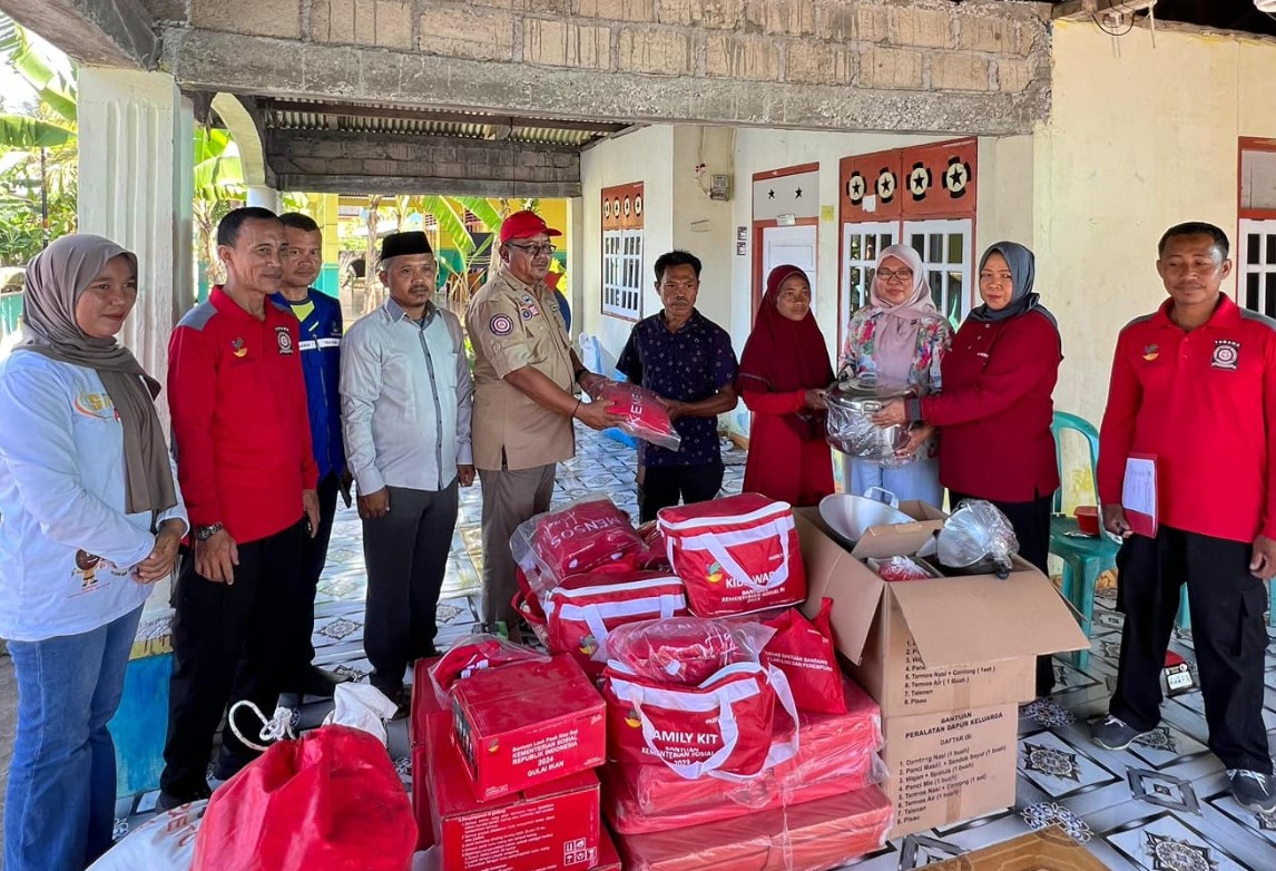 Anggota DPRD Provinsi Gorontalo, Femy Udoki, turun langsung menyerahkan bantuan kepada korban kebakaran di Desa Kamiri/Hibata.id