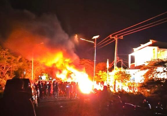 Aksi Dorong dan Kejar-Kejaran Warnai Unjuk Rasa di Bawaslu Buton Tengah