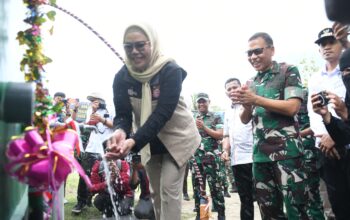 Danrem 133/Nani Wartabone Brigjen TNI Hari Pahlawantoro, S.Sos., meresmikan program TNI Manunggal Air Bersih Sumur Bor di Desa Timbuolo Timur, Kecamatan Botupingge, Kabupaten Bone Bolango/Hibata.id