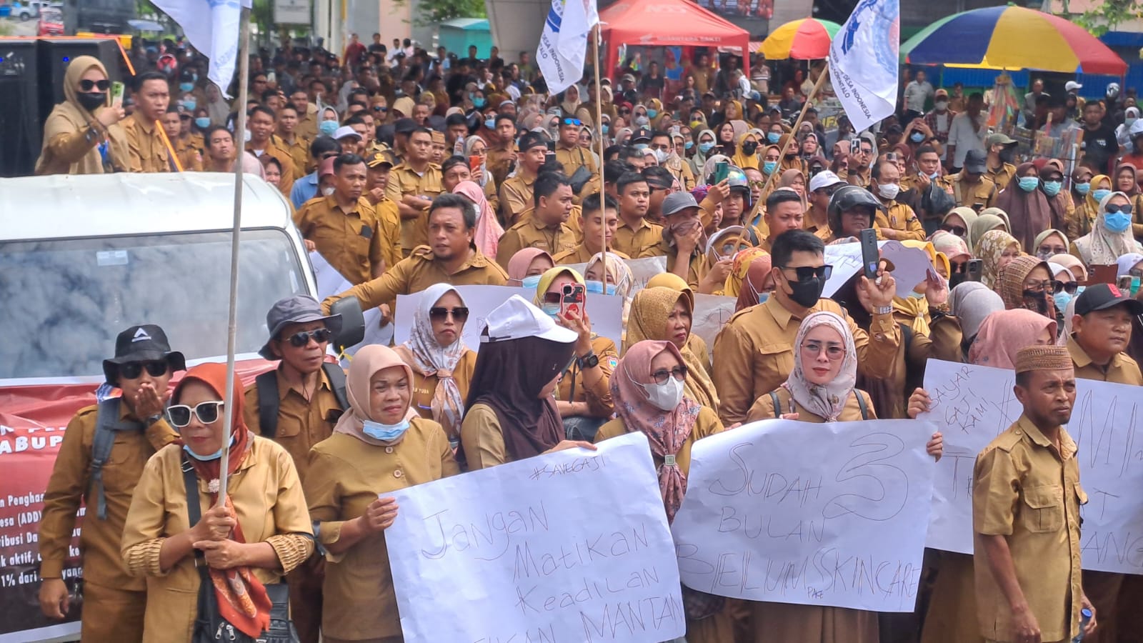 Ratusan aparat desa dari berbagai Kecamatan di Kabupaten Gorontalo memadati Kompleks Tower Pakaya (eks Menara Keagungan Limboto/Hibata.id