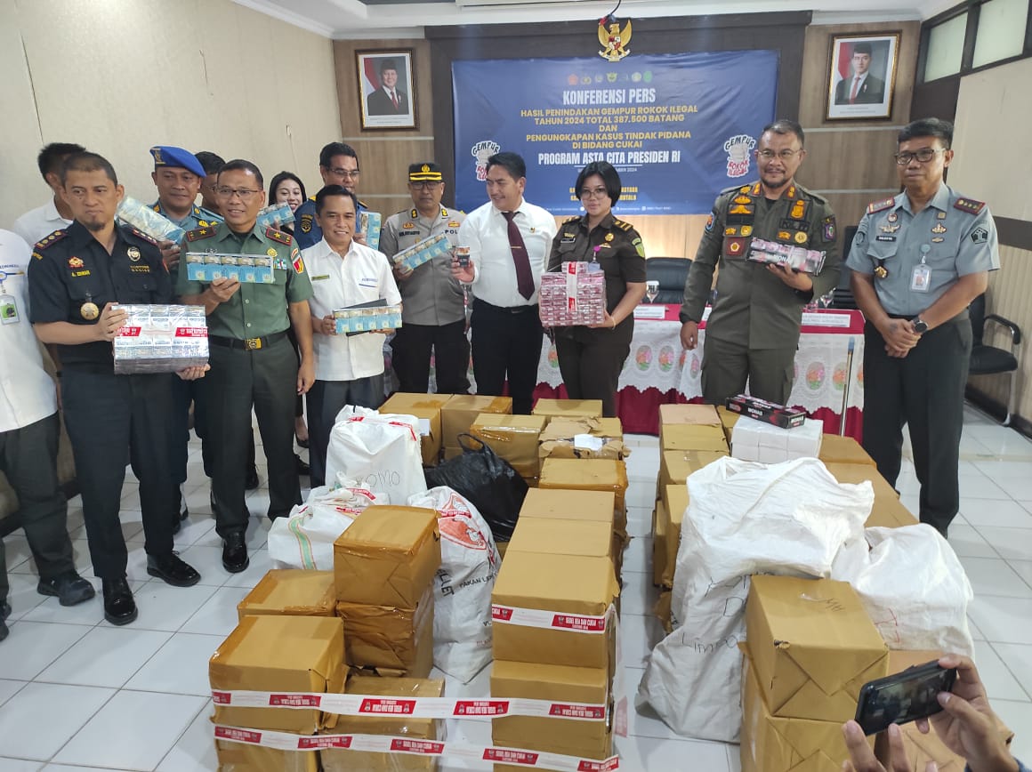 Bea Cukai Gorontalo bersama Aparat Penegak Hukum (APH) saat melakukan konferensi pers di kantor. (Foto: Hibata.i)